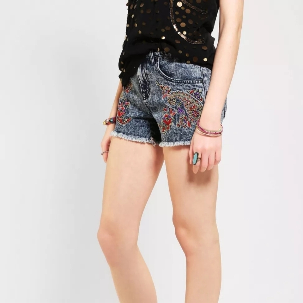 BDG Freja Embellished Mid-Rise Denim Cutoff Short, Color Bandana Wash Size 27 - Picture 4 of 16